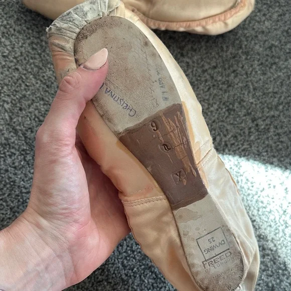2 pair used Ballet Pointe Shoes - Picture 3 of 4